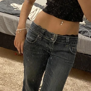 Lågmidjade jeans  - Lågmidjade jeans som har använts ett par gånger, jättesnygga detaljer på fickorna