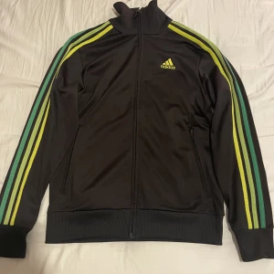 Adidas tröja - Snygg adidas track jacket i stl 14y, men passar S. Köpt secondhand men tyvärr har den inte kommit till användning. 