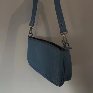 Väska - Blå axelväska💙 (Köparen står för frakten)