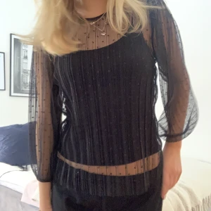 Svart topp med mesh  - Supersnygg topp, linnet sitter fast i mesh tröjan. 💕💕
