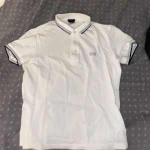 Hugo boss piké  - Säljer min boss piké då den blivit för liten för mig, bra skick i storlek S