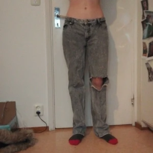 Gråa jeans - Low waist jeans gråa, har en fläck på benet under knät (se bild) men syns knappt längd: 150-170 storlek: M men passar till dom som har xs och s 