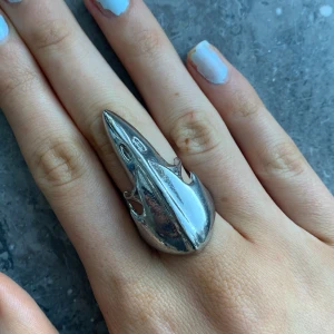 Cool ring - Använder inte så säljer istället men så cool nyinköpt i ett material som inte rostar och färgar inte av sig💗
