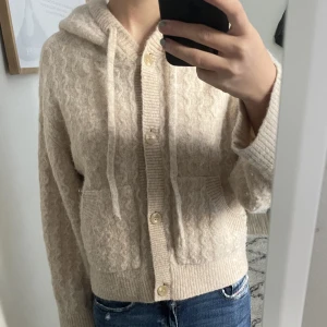 &OTHER STORIES - Säljer min fina kofta från other stories i stel XS! Säljer för 400, nypris ca 700