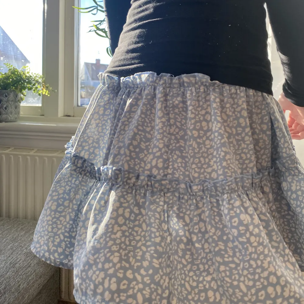 Super fin somrig kjol i färgen blå, köpt secondhand🦋 Säljer eftersom den inte kommer till användning.. Kjolar.
