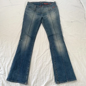 Miss sixty jeans - Så snygga miss60 jeans i modellen ”Nixie one”❤️ svåra att få tag i och säljs dyrt på Depop (obs! Är lite slitna längst ner) midja:86 innerben:86