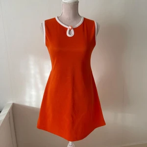 Orange klänning - Orange klänning, ger 60-tals och 70-tals tals vibe. Helt ny, från The O’Neil. Storlek XS-S. För 100kr:). 