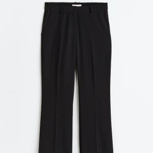 Lågmidjade kostymbyxor  - Säljer dessa lågmidjade kostymbyxor i stolen 36 och 38. Helt slutsålda. Byxorna är oanvända med prislapp kvar! 