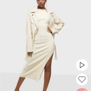 Klänning med slits  - Ribbstickad klänning från missguided. - Långärmad - Midi längd  - Rund hals  - Slits längst ena sidan  Färg - sand  Modellen bär storlek 36