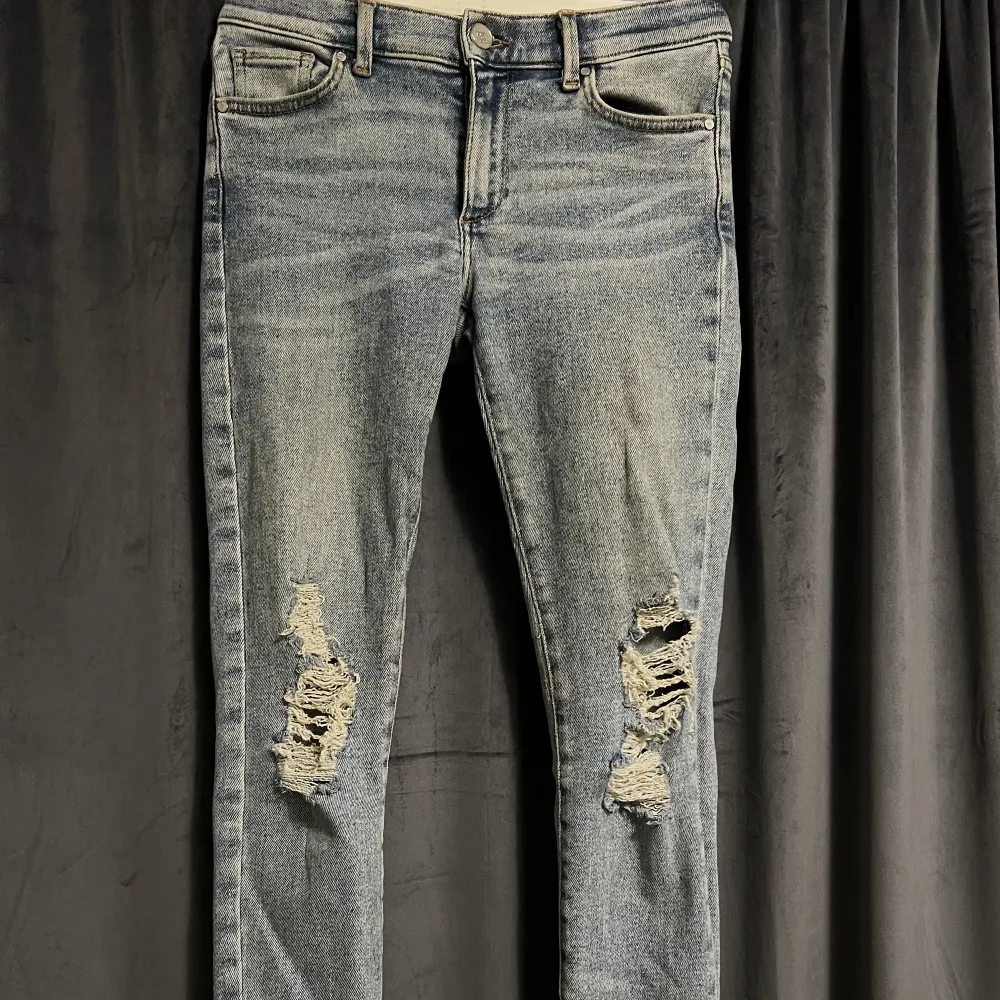 Jeans från Bik Bok. Gott använda men fortfarande i bra skick. Storlek S. Pris kan diskuteras. Köparen står för frakten. Betalning sker via Swish. . Farkut & Housut.