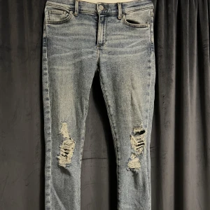 Jeans - Jeans från Bik Bok. Gott använda men fortfarande i bra skick. Storlek S.  Pris kan diskuteras. Köparen står för frakten. Betalning sker via Swish. 