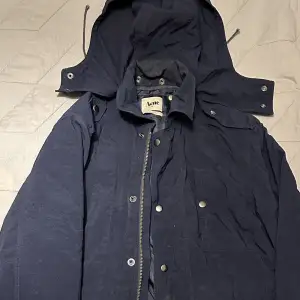 Super classic Acne jacket from the mid 2000s! Is in great condition, has a detachable hood, nice details. Brand new was 3000:-