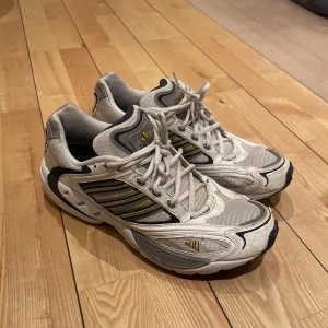 Adidas vintage skor  - Säljer ett par äldre adidas skor som är i bra skick, supersnygga och passar till det mesta. Storlek 43 1/3