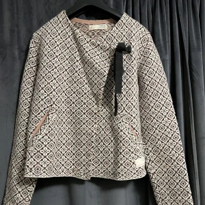 Odd molly kofta - Jättefin Odd molly kofta med ljus rosa, vit, och mörk gråa detaljer. Använd en gång så koftan är i fint och gott skick. Storlek 1 (S/M). Pris kan diskuteras. Köparen står för frakten. Betalning sker via Swish.