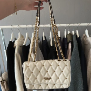 Guess väska  - Säljer min näst in till oanvända Guess väska! Super snygg kan båda användas som axelväska och snett över kroppen! 💕 köpt för runt 1000kr på Arlanda! Köparen står för frakten