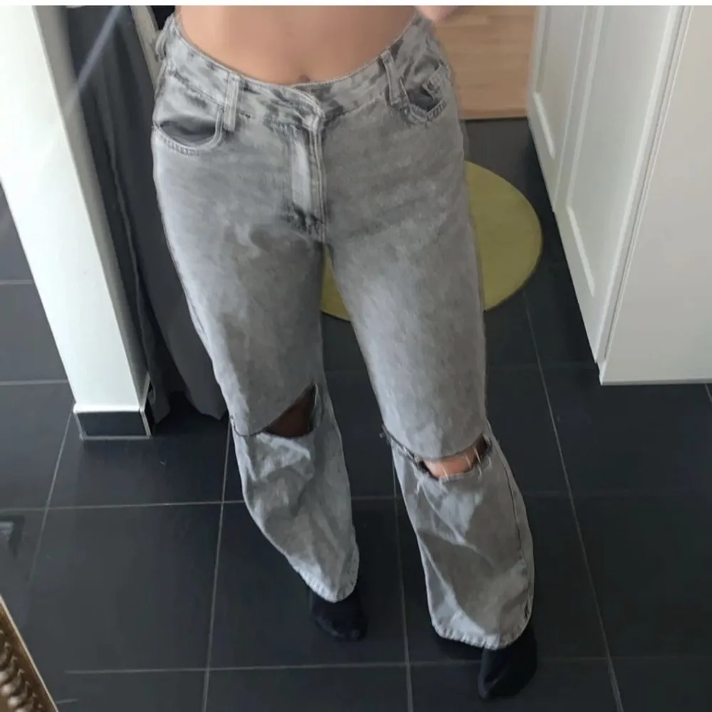 (Första bilden är lånad)  Säljer mina gråa jeans från bershka köpta här på plick för ett tag sedan men själv har jag knappt använt dom och dom är fortfarande i fint skick och inga defekter💕. Jeans & Byxor.