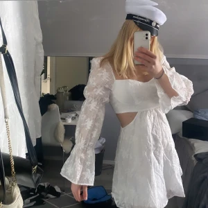 Klänning - Säljer denna superfina vita klänning. Helt oanvänd, köpte dp jag tänkte ha den på studenten men köpte en annan. Den har en dragkedja i ryggen😊