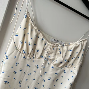 NA-KD Sanna jörnvik - Köpt på plick men va för stor.. små skador finns, skickar bild. Jag är storlek 36/S. 