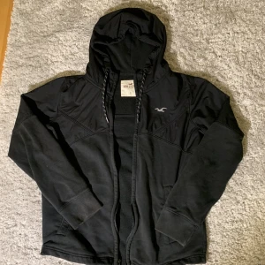 Hollister ziphoodie  - Skit snygg zip hoodie, funkar för allt. 