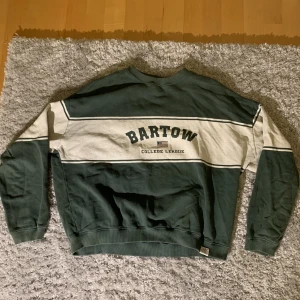 Pull & Bear collage sweatshirt - Snygg oversized collage tröja, storlek XS. Bra skick.