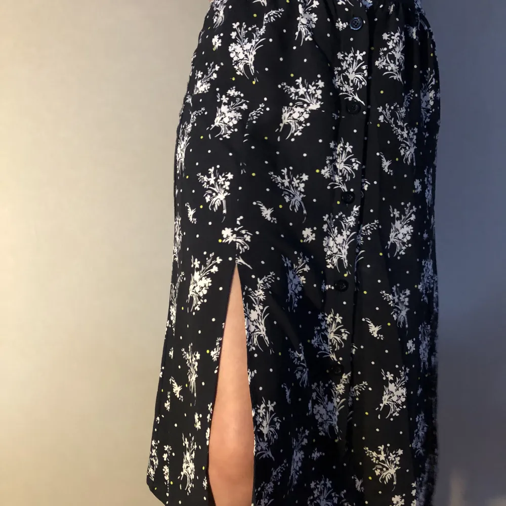 Svart blommog kjol som jag köpte för några år sedan men har blivit alldeles för liten på mig som är 173. Den är i mycket bra skick och perfekt för sommaren men som sagt har väldigt liten midja. Skriv om du undrar något💗. Kjolar.