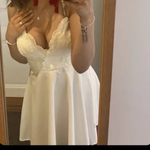 Vit klänning - Vit klänning perfekt till studenten! Billig!! Mycket fin klänning😍