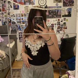 unik body - jättefin body med spets detaljer över hela byst-området