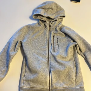 Sail racing zip hoodie i storlek 150 - Den är väldigt använd och har några skador. Haft den ett tag och passar inte mig så jagvill få bort den. Säg till om du är intresserad 👍