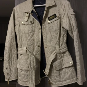 Barbour jacka  - XS  Använd men fint skick! 