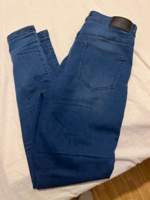 Fitjeans strl L - CONTOUR V2 MID WAISTED - AZURE BLUE  Använda en gång, vilket inte syns på skicket!   Strl L