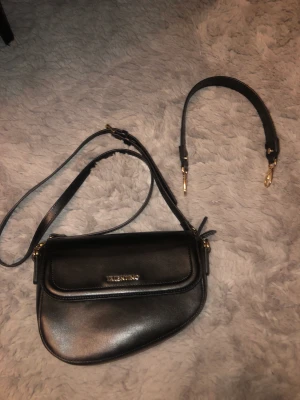 Valentino väska  - Valentino sadel väska 1 år gammal endast använd 2 ggr kommer med 2 axelremmar  Nypris 1300kr  Kvitto finns 