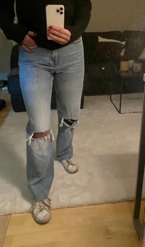 Blå jeans - Raka jeans från Gina med hål på knäna