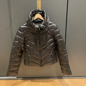 Jacka - En super fin och sparsamt använd jacka! Pälsen på luvan och pälsbollarna (slide 3) är inkluderat i köpet, men de går att ta av båda ifall man skulle vilja göra det! ❤️