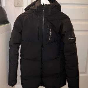 SAIL RACING JACKA - Str 170cm Modell: Kille (passar även tjej) Nypris 2999kr Sälj pga ej används!