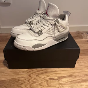 Äkta Jordan 4 oreo - Säljer ett par nästan helt nya fräscha Jordan 4 oreos. Box och kvitto kan letas upp vid önskan då jag köpte skorna av en vän som säljer skor. Annars går det att bevisa skornas äkthet på plats.  Condition: 9/10 Storlek: 43 Pris kan diskuteras vid snabbköp