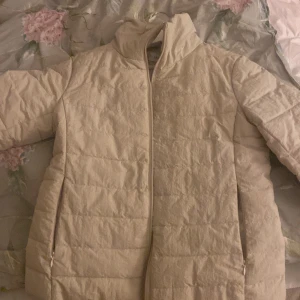 Vit jacka  - Vit jacka i bra skick, ej använd 