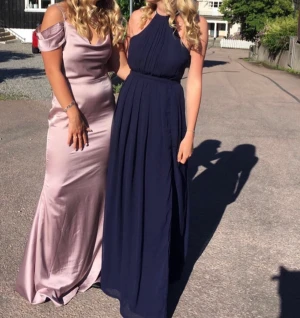 långklänning - Säljer min fina balklänning från Nelly. Använd 1 gång och är så gott som ny. Marinblå klänning med slits på ena sidan!  