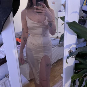 Klänning  - Är 165cm ish för referens  Brukar ha storlek xs-s 34/36