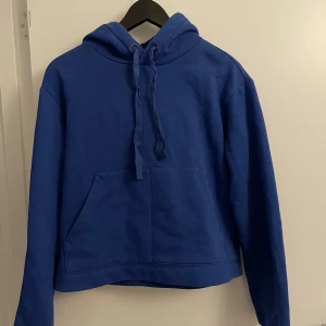 Blå hoodie - Hoodie från H&M  Storlek xs 