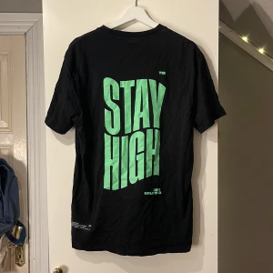 T-shirt med tryck - Svart T-shirt med neongrönt tryck på fram och baksida. Storlek L