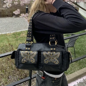 Gullig väska - Superfin väska med söta fjärilar av palijetter på fickorna. Rymlig med många fickor både inne och yttre. Några palijetter har ramlat av men inget man tänker på 