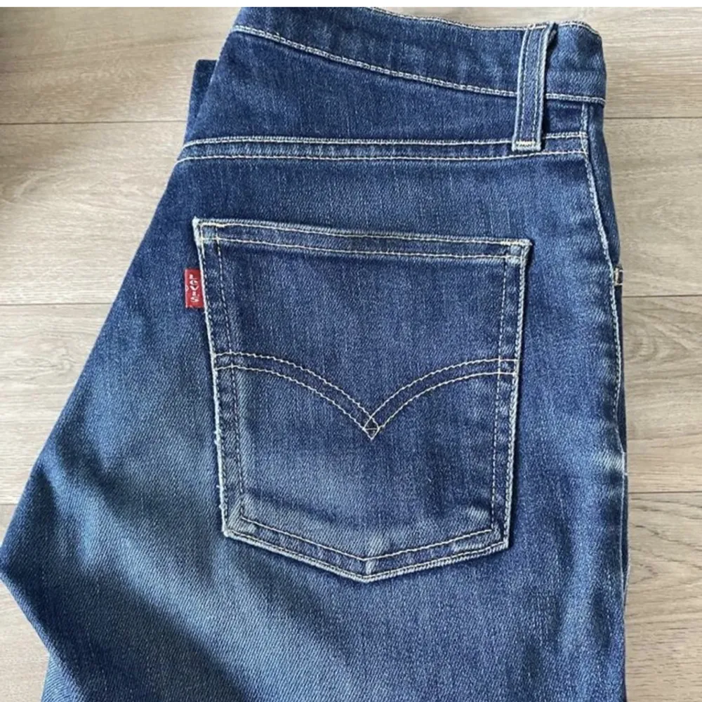 Säljer mina raka Levis jeans som är lågmidjade, dom är svinsnygga med dom har tyvärr blivit försmå.😩 🤎🧸 storleken är 25-26 i midjan. Jeans & Byxor.