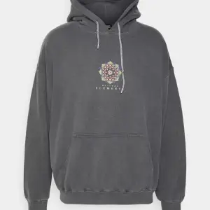 Jättefin hoodie! Säljer då det inte kommer till användning💕 Den har inga defekter. Nypris: 649kr