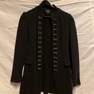 Svart kappa med knappar - Lite kortare kappa i fantstiskt skick! Cool krage och axelvaddar.