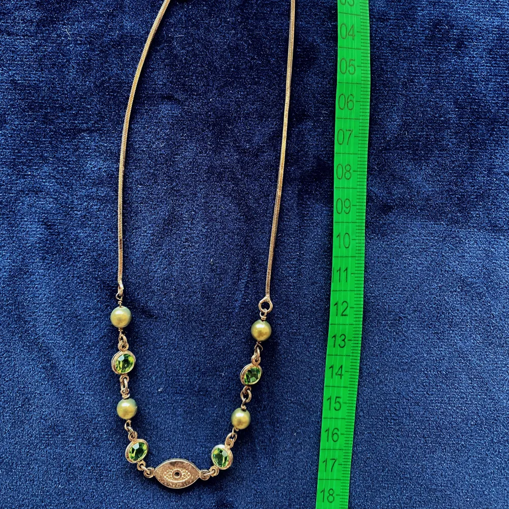 Vackert halsband med gröna rhinestones och allseende öga  Stämplat 925. Accessoarer.