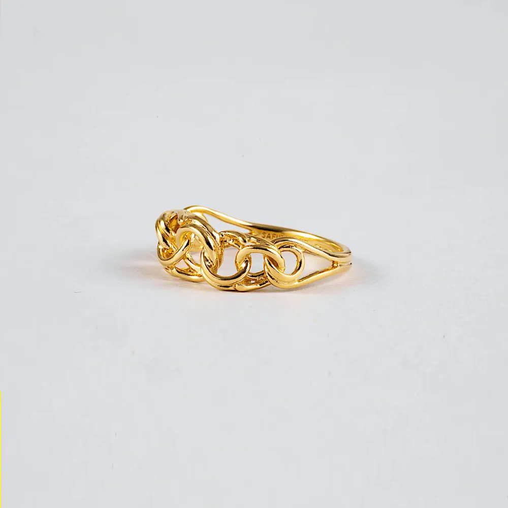 Säljer min Bismarck ring från Safira i den mellersta modellen. Den är endast buren i några veckor så den är i skick som ny, färgen är fortfarande lika fin som ny. Ringen är guldpläterad i 24k guld och i storlek 16❤️. Accessoarer.