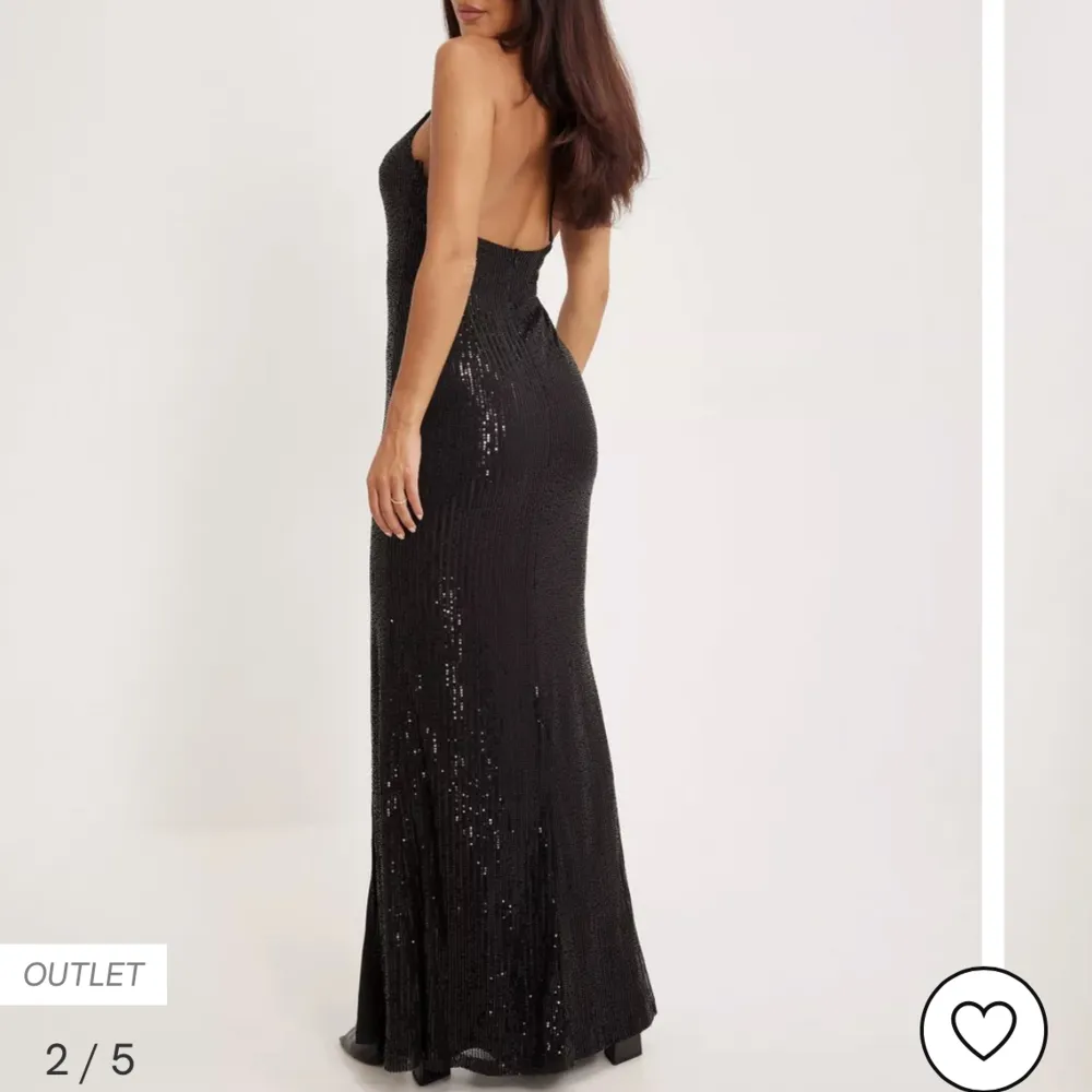Säljer min glittriga klänning i storlek 38💗 originalpris 899kr, mitt pris: 600kr🥰 pris kan diskuteras. Klänningar.