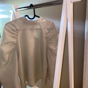 Beige blus - Snygg mönstrad blis som är oanvänd!