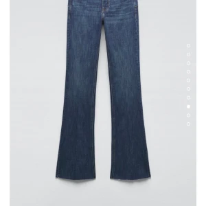 Zara jeans - Ett par lågmidjade jeans från zara, mörkblåa i storlek 38. Har använt de 2 gånger då de är för stora. Original pris:399kr