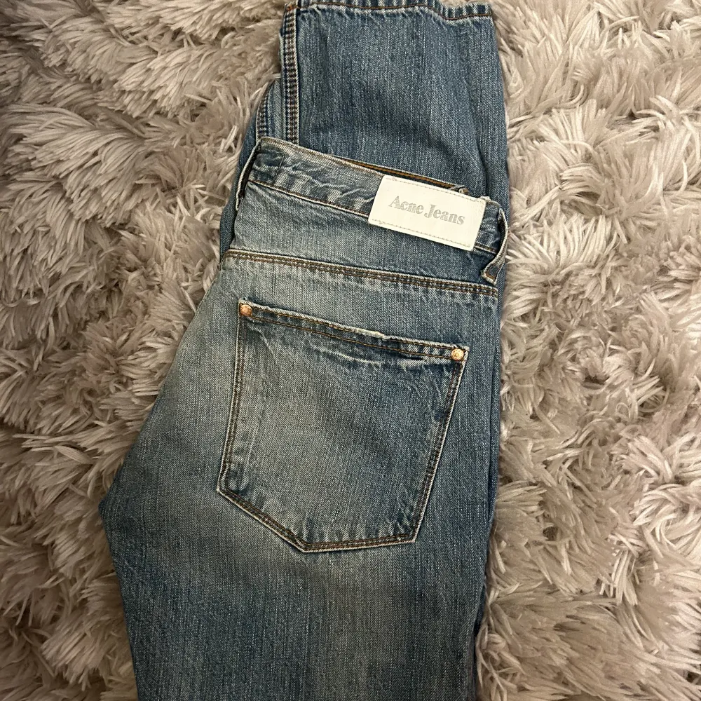 Säljer nu dessa otroligt snygga lågmidjade Acne jeans😍⚡️Storleken framgår inte på byxorna men de passar inte mig som har S/36 i byxor och jeans, så jag skulle gissa att de är st 32/34. Jeans & Byxor.